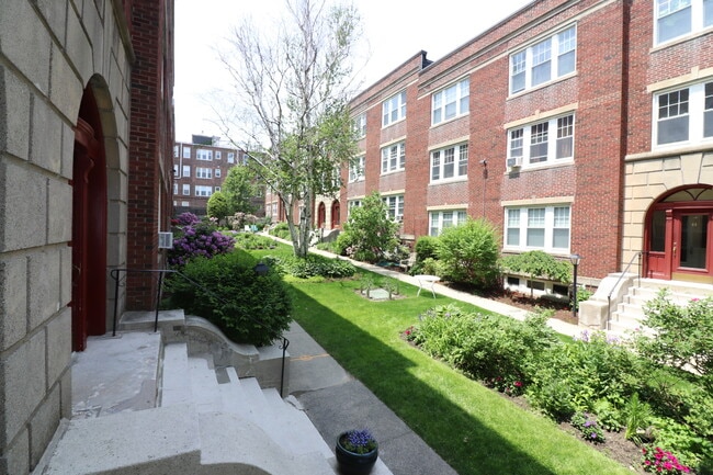 36 Saint Paul St, Unit B in Brookline, MA - Building Photo - Building Photo