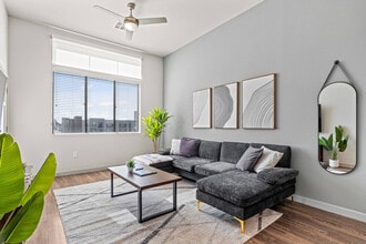 711 W Broadway Rd in Tempe, AZ - Foto de edificio - Building Photo