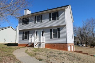 1517 Bethesda Woods Ln in Clemmons, NC - Building Photo