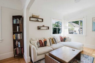 3791 Latimer Pl in Oakland, CA - Foto de edificio - Building Photo