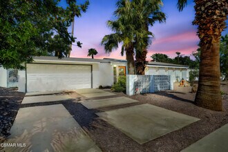 1102 E Adobe Way in Palm Springs, CA - Building Photo - Building Photo