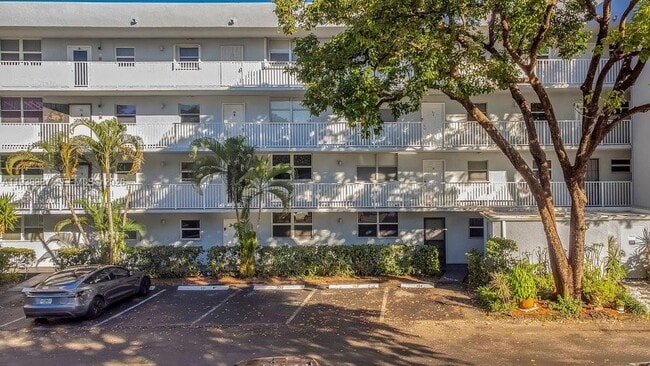 105 Royal Pk Dr in Oakland Park, FL - Building Photo - Building Photo