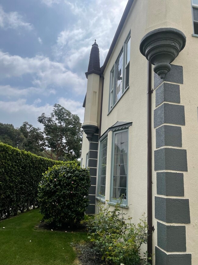 5906 San Vicente Blvd, Unit 5906 San Vicente Blvd up in Los Angeles, CA - Building Photo - Building Photo