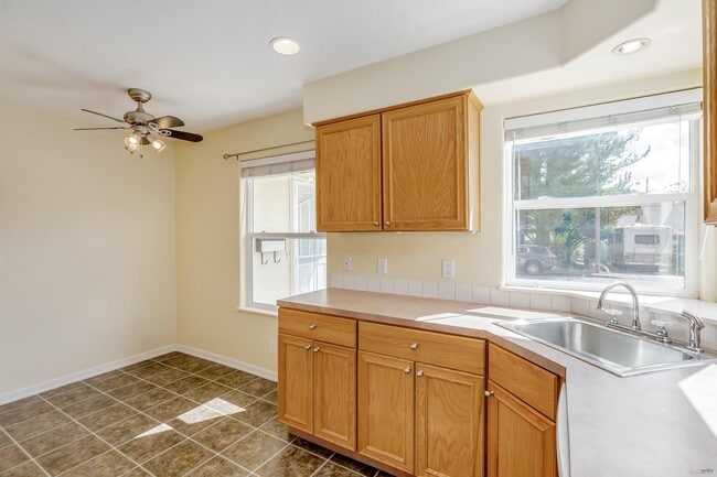 9277 SE Morrison St in Portland, OR - Building Photo - Building Photo