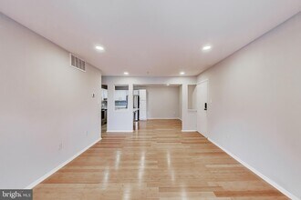 7802 Guildberry Ct, Unit 201 in Gaithersburg, MD - Building Photo - Building Photo