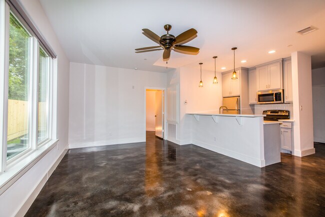 905 W Austin St, Unit B in Conroe, TX - Foto de edificio - Building Photo