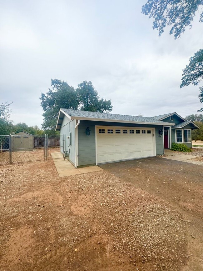1040 Michael Ln in Redding, CA - Building Photo - Building Photo