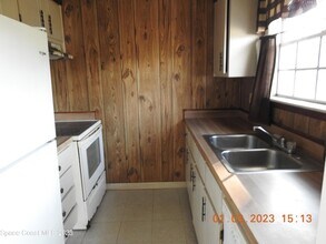 484 Bridgeport Ave NW in Palm Bay, FL - Foto de edificio - Building Photo