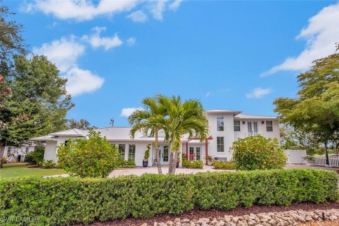 200 Burning Tree Dr in Naples, FL - Building Photo