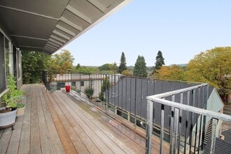 1118 SE Rhone St in Portland, OR - Building Photo - Building Photo