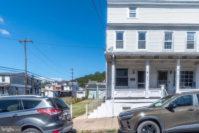 property at 493 W Saylor St