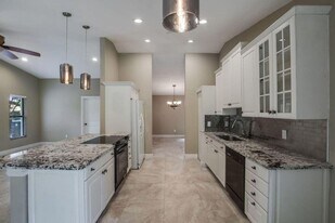 2713 Yarmouth Dr in West Palm Beach, FL - Building Photo