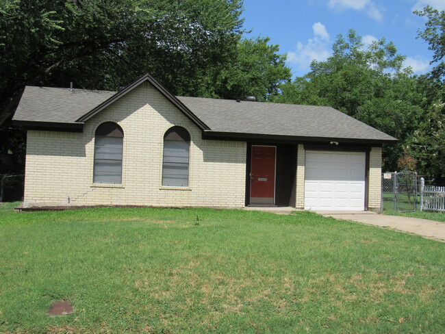 3705 Ellis Ave in Fort Worth, TX - Foto de edificio - Building Photo