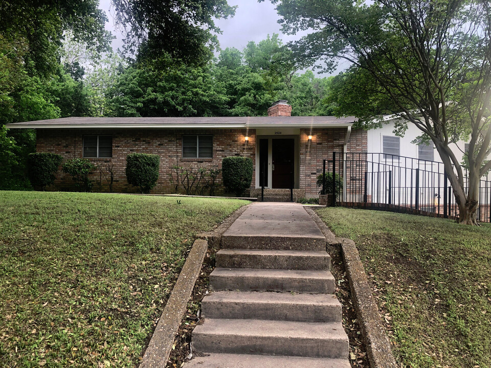 2524 Wooded Acres Dr in Waco, TX - Building Photo