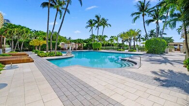 455 Grand Bay Dr, Unit SI FL3-ID1022329P in Key Biscayne, FL - Foto de edificio - Building Photo