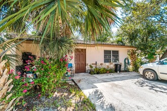 9064 E Highland Pines Dr in Palm Beach Gardens, FL - Building Photo - Building Photo