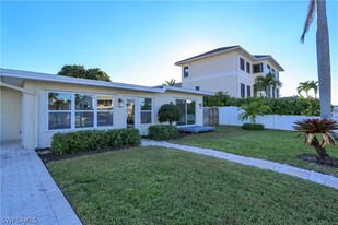 373 Egret Ave in Naples, FL - Foto de edificio - Building Photo