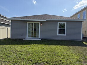 2015 Myrtle Pine St in Kissimmee, FL - Foto de edificio - Building Photo