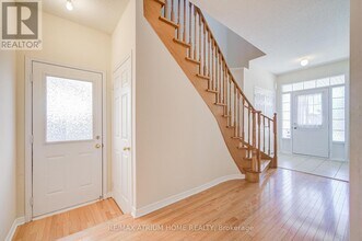 30 London Pride Dr in Richmond Hill, ON - Building Photo - Building Photo