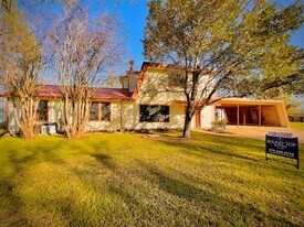 114 Hollaway St in La Grange, TX - Building Photo