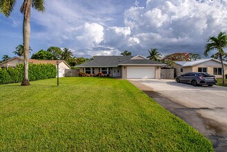 5290 Pine Tree Dr in Delray Beach, FL - Building Photo - Building Photo