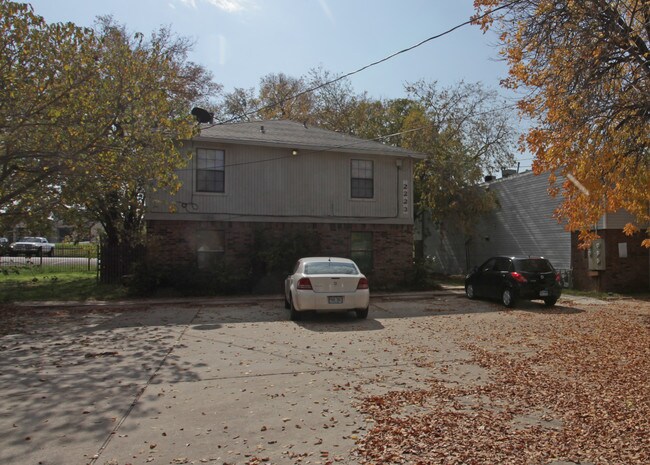 2223 W Prairie St in Denton, TX - Foto de edificio - Building Photo