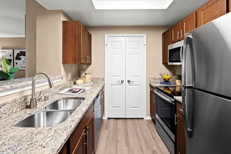 Lakeview At Parkside in Farmers Branch, TX - Foto de edificio - Building Photo