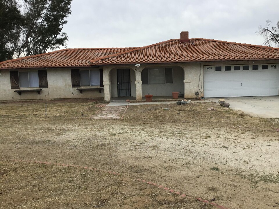40330 11th St W in Palmdale, CA - Building Photo