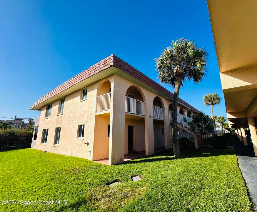 8000 Ridgewood Ave in Cape Canaveral, FL - Building Photo