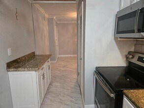 669 W Oakland Park Blvd in Wilton Manors, FL - Foto de edificio - Building Photo