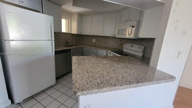 8215 Lake Dr in Doral, FL - Building Photo - Building Photo