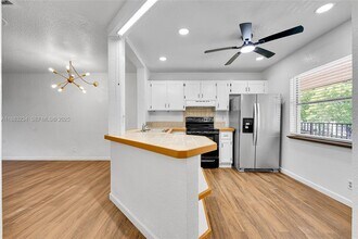 9158 NW 40th St in Coral Springs, FL - Foto de edificio - Building Photo