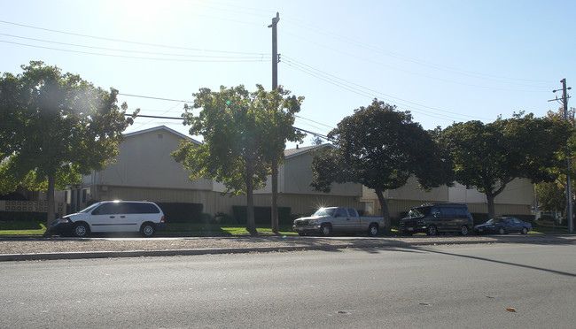 6168 Cedar Blvd in Newark, CA - Foto de edificio - Building Photo