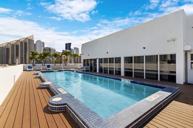 225 179th Dr in Sunny Isles Beach, FL - Building Photo - Building Photo