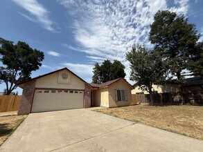 3326 E Sanders Ct in Visalia, CA - Building Photo - Building Photo