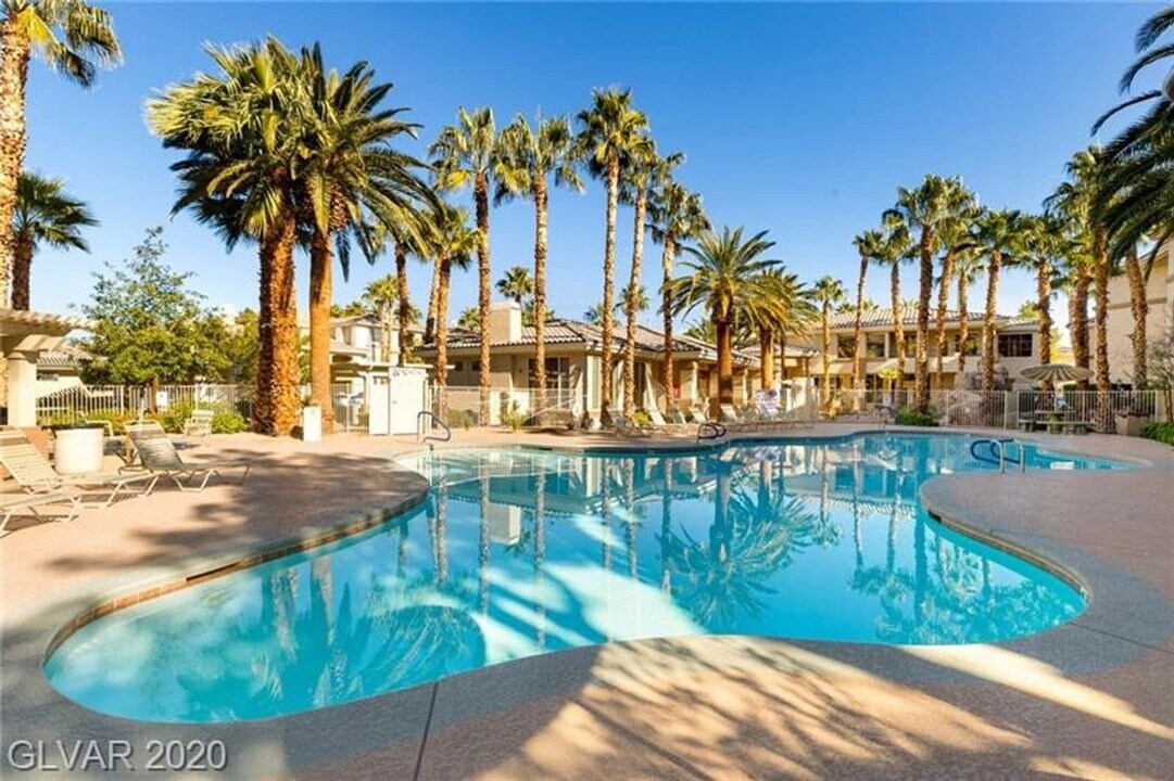 7131 S DURANGO Dr in Las Vegas, NV - Building Photo
