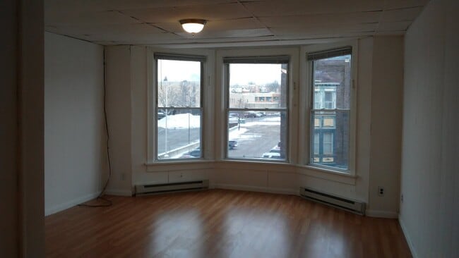 32 S Main St, Unit d in Janesville, WI - Building Photo - Building Photo