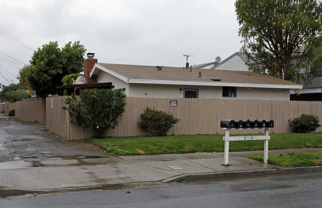 2029 Pomona Ave in Costa Mesa, CA - Building Photo - Building Photo