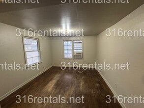 210 W 1st St in Newton, KS - Building Photo - Building Photo