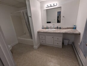 24 Ham St, Unit Unit 3 in Dover, NH - Foto de edificio - Building Photo