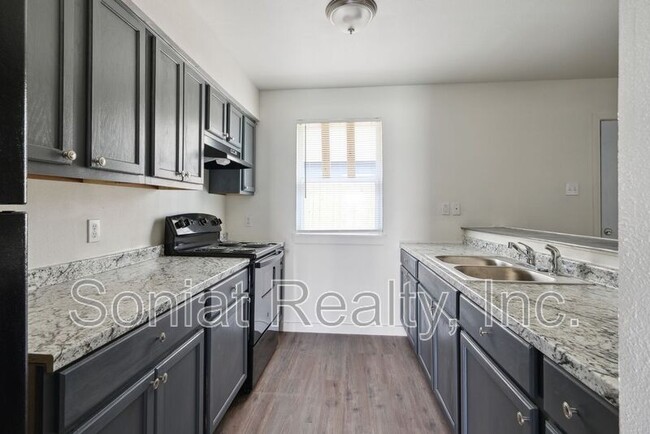 7710 N Coronet Ct in New Orleans, LA - Building Photo - Building Photo