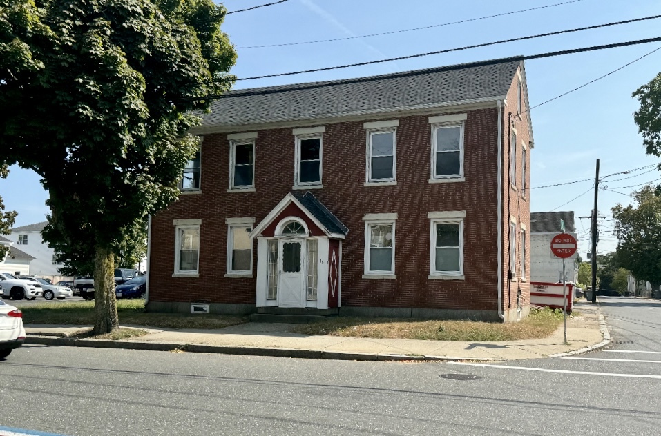 16 Washington St, Unit 1 in Peabody, MA - Building Photo