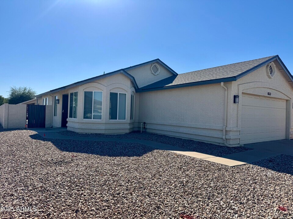 8835 W Michelle Dr in Peoria, AZ - Building Photo