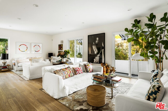 6491 Rodgerton Dr in Los Angeles, CA - Building Photo - Building Photo