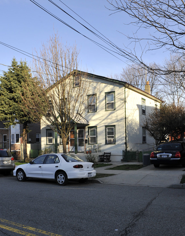 211-17-211-19 46th Ave in Bayside, NY - Foto de edificio - Building Photo