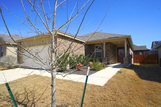 4610 Heathers Cross in Saint Hedwig, TX - Building Photo - Building Photo