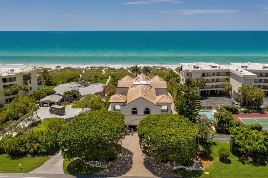 5541 Gulf Of Mexico Dr in Longboat Key, FL - Building Photo