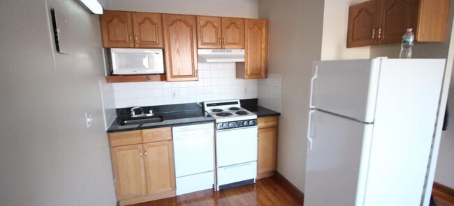 1104 Commonwealth Ave, Unit 34 in Boston, MA - Building Photo - Building Photo