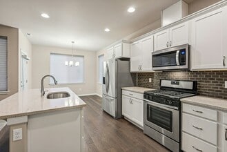 3825 Portside Dr in Bremerton, WA - Building Photo - Building Photo