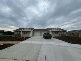 1051-1051 Fir Ct in Janesville, WI - Building Photo